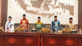 RAPAT: Wakli Bupati Sumenep, Imam Hasyim (kiri) dan Ketua DPRD, Zainal Arifin (kiri nomor dua) dan segenap jajaran petinggi DPRD Sumenep (Doc. Seputar Jatim)