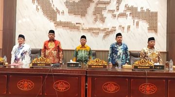 RAPAT: Wakli Bupati Sumenep, Imam Hasyim (kiri) dan Ketua DPRD, Zainal Arifin (kiri nomor dua) dan segenap jajaran petinggi DPRD Sumenep (Doc. Seputar Jatim)