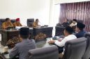 RAPAT: Pembahasan raperda aset berlangsung serius dan penuh kehati-hatian di ruang Komisi III DPRD Sumenep (Doc. Seputar Jatim)