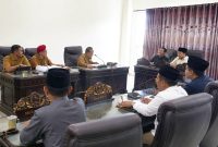 RAPAT: Pembahasan raperda aset berlangsung serius dan penuh kehati-hatian di ruang Komisi III DPRD Sumenep (Doc. Seputar Jatim)