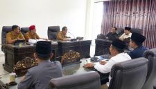 RAPAT: Pembahasan raperda aset berlangsung serius dan penuh kehati-hatian di ruang Komisi III DPRD Sumenep (Doc. Seputar Jatim)
