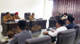 RAPAT: Pembahasan raperda aset berlangsung serius dan penuh kehati-hatian di ruang Komisi III DPRD Sumenep (Doc. Seputar Jatim)