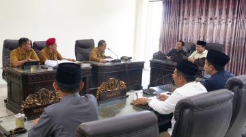 RAPAT: Pembahasan raperda aset berlangsung serius dan penuh kehati-hatian di ruang Komisi III DPRD Sumenep (Doc. Seputar Jatim)