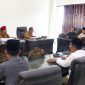 RAPAT: Pembahasan raperda aset berlangsung serius dan penuh kehati-hatian di ruang Komisi III DPRD Sumenep (Doc. Seputar Jatim)