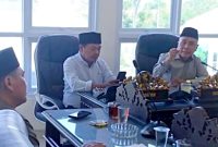 MEMBAHAS: Ketua Pansus II DPRD Sumenep, Juhari, saat memimpin rapat  raperda penyertaan modal BPRS Bhakti Sumekar di Ruang Komisi II (Foto Istimewa)