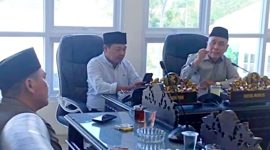 MEMBAHAS: Ketua Pansus II DPRD Sumenep, Juhari, saat memimpin rapat  raperda penyertaan modal BPRS Bhakti Sumekar di Ruang Komisi II (Foto Istimewa)