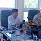 MEMBAHAS: Ketua Pansus II DPRD Sumenep, Juhari, saat memimpin rapat  raperda penyertaan modal BPRS Bhakti Sumekar di Ruang Komisi II (Foto Istimewa)