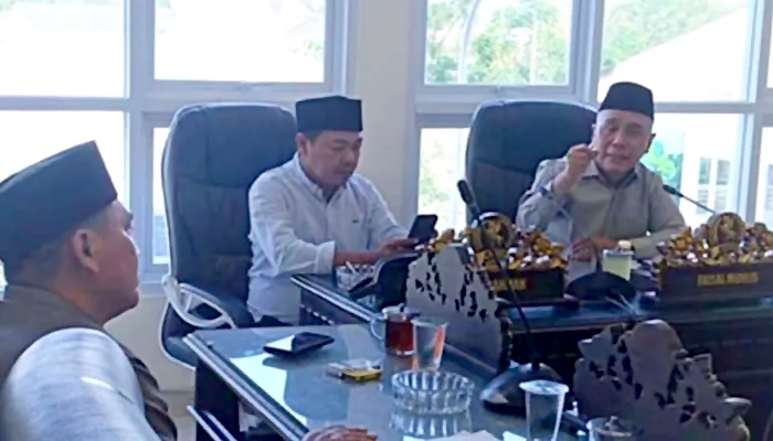 MEMBAHAS: Ketua Pansus II DPRD Sumenep, Juhari, saat memimpin rapat raperda penyertaan modal BPRS Bhakti Sumekar di Ruang Komisi II (Foto Istimewa)