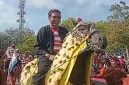 TERTAWA: Kepala Disbudporapar Sumenep Faruk Hanafi, terlihat bahagia pada Festival Jeren Serek 2026 (Foto Istimewa)