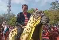 TERTAWA: Kepala Disbudporapar Sumenep Faruk Hanafi, terlihat bahagia pada Festival Jeren Serek 2026 (Foto Istimewa)