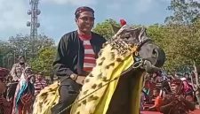 TERTAWA: Kepala Disbudporapar Sumenep Faruk Hanafi, terlihat bahagia pada Festival Jeren Serek 2026 (Foto Istimewa)