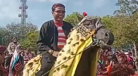 TERTAWA: Kepala Disbudporapar Sumenep Faruk Hanafi, terlihat bahagia pada Festival Jeren Serek 2026 (Foto Istimewa)