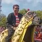 TERTAWA: Kepala Disbudporapar Sumenep Faruk Hanafi, terlihat bahagia pada Festival Jeren Serek 2026 (Foto Istimewa)