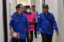 BERJALAN: Kepala Desa Pragaan Daya, IM, saat dibawa Kejari Sumenep untuk di tahan  (Doc. Seputar Jatim)