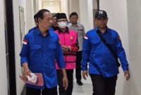 BERJALAN: Kepala Desa Pragaan Daya, IM, saat dibawa Kejari Sumenep untuk di tahan  (Doc. Seputar Jatim)