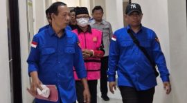 BERJALAN: Kepala Desa Pragaan Daya, IM, saat dibawa Kejari Sumenep untuk di tahan  (Doc. Seputar Jatim)