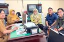 TERSENYUM: ACCESS saat meminta data gizi anak ke Dinkes Pamekasan, untuk meneliti program MBG  (Doc. Seputar Jatim)
