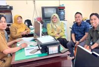 TERSENYUM: ACCESS saat meminta data gizi anak ke Dinkes Pamekasan, untuk meneliti program MBG (Doc. Seputar Jatim)