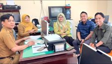 TERSENYUM: ACCESS saat meminta data gizi anak ke Dinkes Pamekasan, untuk meneliti program MBG (Doc. Seputar Jatim)