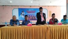 TEGAS: Kepala Disdik Sumenep, Moh Iksan, saat memberikan sambutan dalam kegiatan pelatihan karya ilmiah (Doc. Seputar Jatim)