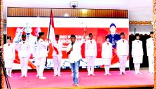 MEGAH: Budayawan Sumenep, Ibnu Hajar, saat membacakan refleksi Bung Karno di Pendopo Agung Sumenep (Doc. Seputar Jatim)