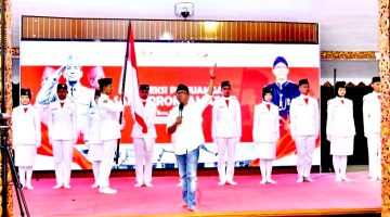 MEGAH: Budayawan Sumenep, Ibnu Hajar, saat membacakan refleksi Bung Karno di Pendopo Agung Sumenep (Doc. Seputar Jatim)