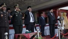 HORMAT: Bupati Sumenep, Achmad Fauzi Wongsojudo, saat memimpin upacara peringatan Hari Lahir Pancasila di halaman Pemkab Sumenep (Doc. Seputar Jatim)