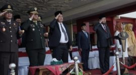 HORMAT: Bupati Sumenep, Achmad Fauzi Wongsojudo, saat memimpin upacara peringatan Hari Lahir Pancasila di halaman Pemkab Sumenep (Doc. Seputar Jatim)