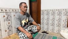 TENANG: Mistari, salah kakak korban dugaan penganiayaan Pemuda Lenteng, saat ditemui wartawan (Doc. Seputar Jatim)