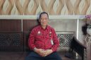 TERSENYUM: Kepala DKPP Kabupaten Sumenep, Chainur Rasyid, sedang duduk santai saat menui wartawan (Doc. Seputar Jatim)
