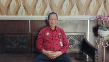 TERSENYUM: Kepala DKPP Kabupaten Sumenep, Chainur Rasyid, sedang duduk santai saat menui wartawan (Doc. Seputar Jatim)