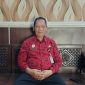 TERSENYUM: Kepala DKPP Kabupaten Sumenep, Chainur Rasyid, sedang duduk santai saat menui wartawan (Doc. Seputar Jatim)