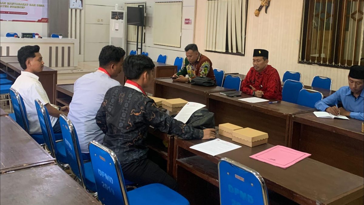 BERDEBAT: GMNI Cabang Sumenep menggelar audiensi dengan DPMD Sumenep (Doc. Seputar Jatim)