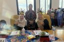 TERSENYUM: Direktur Utama RSUD Sumenep, Erliyati (berdiri) saat berfoto bersama peserta kegiatan Gebyar 3M di Ruang Pertemuan Lantai 3 (Doc. Seputar Jatim)