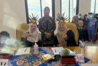 TERSENYUM: Direktur Utama RSUD Sumenep, Erliyati (berdiri) saat berfoto bersama peserta kegiatan Gebyar 3M di Ruang Pertemuan Lantai 3 (Doc. Seputar Jatim)