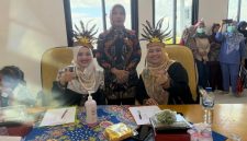 TERSENYUM: Direktur Utama RSUD Sumenep, Erliyati (berdiri) saat berfoto bersama peserta kegiatan Gebyar 3M di Ruang Pertemuan Lantai 3 (Doc. Seputar Jatim)