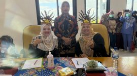 TERSENYUM: Direktur Utama RSUD Sumenep, Erliyati (berdiri) saat berfoto bersama peserta kegiatan Gebyar 3M di Ruang Pertemuan Lantai 3 (Doc. Seputar Jatim)