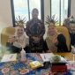 TERSENYUM: Direktur Utama RSUD Sumenep, Erliyati (berdiri) saat berfoto bersama peserta kegiatan Gebyar 3M di Ruang Pertemuan Lantai 3 (Doc. Seputar Jatim)