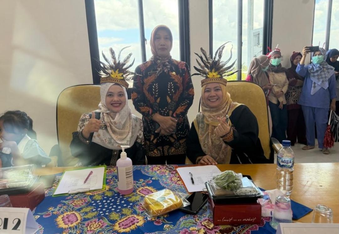 TERSENYUM: Direktur Utama RSUD Sumenep, Erliyati (berdiri) saat berfoto bersama peserta kegiatan Gebyar 3M di Ruang Pertemuan Lantai 3 (Doc. Seputar Jatim)