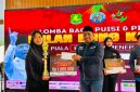 TERSENYUM: Ketua IWO Sumenep, Imam Mustain R, saat memberikan hadiah kepada pemenang juara I lomba puisi karya Bung Karno (Mufti Che - Seputar Jatim)