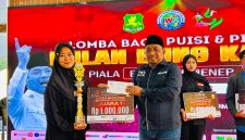 TERSENYUM: Ketua IWO Sumenep, Imam Mustain R, saat memberikan hadiah kepada pemenang juara I lomba puisi karya Bung Karno (Mufti Che - Seputar Jatim)