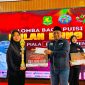 TERSENYUM: Ketua IWO Sumenep, Imam Mustain R, saat memberikan hadiah kepada pemenang juara I lomba puisi karya Bung Karno (Mufti Che - Seputar Jatim)