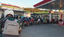 PANJANG: Pengendara roda dua antre berjam-jam demi dapat BBM Pertalite bersubsidi di salah satu SPBU Sumenep (Doc. Seputar Jatim)