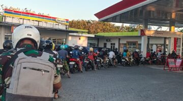 PANJANG: Pengendara roda dua antre berjam-jam demi dapat BBM Pertalite bersubsidi di salah satu SPBU Sumenep (Doc. Seputar Jatim)