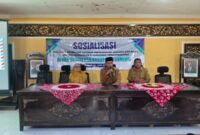 SOSIALISASI: Kepala Dinsos P3A Kabupaten Sumenep, R. Abd. Rahman Riadi, saat memberikan arahan dalam kegiatan sosialisasi penyusunan Laporan Pertanggungjawaban (LPJ) bagi penerima dana hibah di aula setempat (Doc. Seputar Jatim)