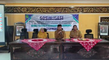 SOSIALISASI: Kepala Dinsos P3A Kabupaten Sumenep, R. Abd. Rahman Riadi, saat memberikan arahan dalam kegiatan sosialisasi penyusunan Laporan Pertanggungjawaban (LPJ) bagi penerima dana hibah di aula setempat (Doc. Seputar Jatim)