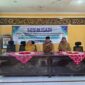SOSIALISASI: Kepala Dinsos P3A Kabupaten Sumenep, R. Abd. Rahman Riadi, saat memberikan arahan dalam kegiatan sosialisasi penyusunan Laporan Pertanggungjawaban (LPJ) bagi penerima dana hibah di aula setempat (Doc. Seputar Jatim)