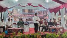 SAMBUTAN: Bupati Sumenep, Achmad Fauzi Wongsojudo, saat menyambut kepulangan jamaah haji asal Kabupaten Sumenep di GOR A. Yani (Doc. Seputar Jatim)