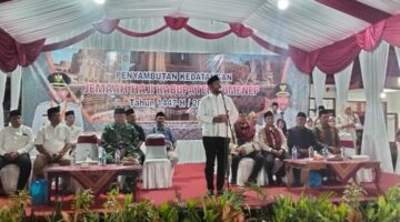 SAMBUTAN: Bupati Sumenep, Achmad Fauzi Wongsojudo, saat menyambut kepulangan jamaah haji asal Kabupaten Sumenep di GOR A. Yani (Doc. Seputar Jatim)