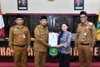 SERAH TERIMA: Bupati Sumenep Achmad Fauzi Wongsojudo (tengah), didampingi Sekretaris Daerah, Agus Dwi Saputra (kiri) dan Kepala BKPSDM Benny Irawan (kanan) saat Sosialisasi Implementasi Manajemen Talenta ASN sekaligus meluncurkan Sistem Informasi Manajemen Talenta (SIMANTRA) (Doc. Seputar Jatim)